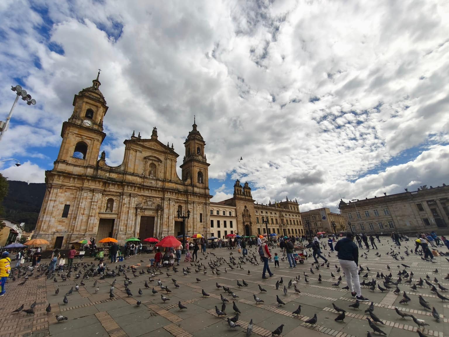 Plaza de Bolívar con la Catedral Primada de Bogotá