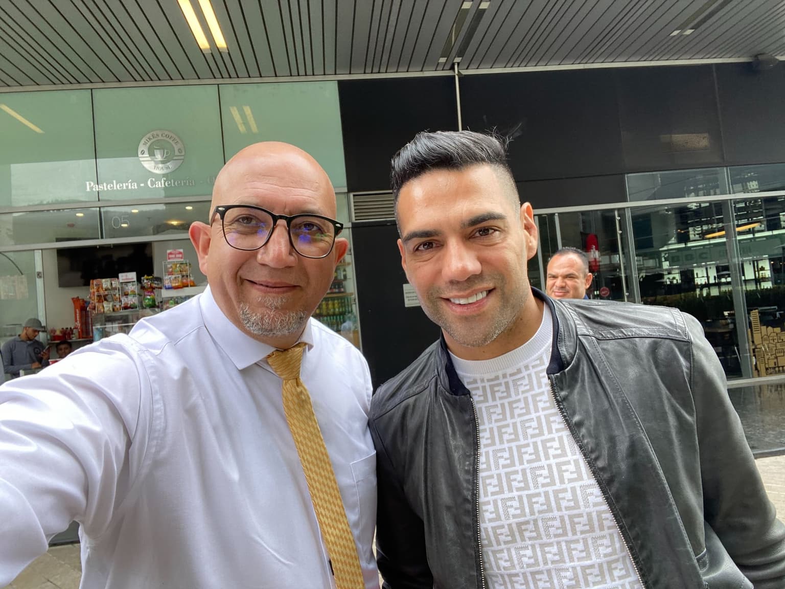 Radamel Falcao García con el equipo de BogotourVIP