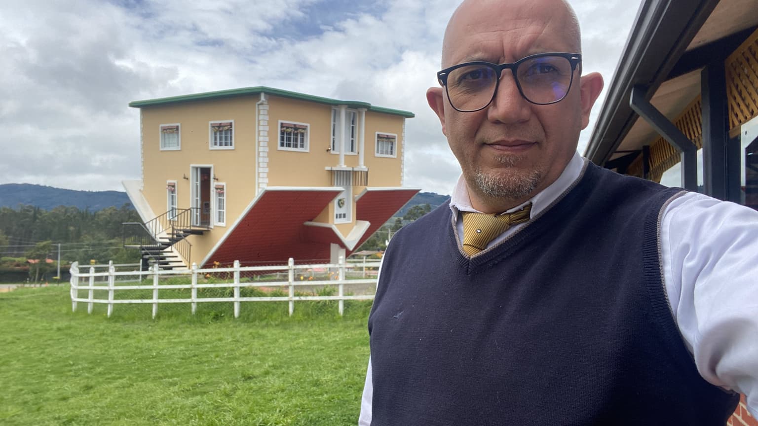 Guía de BogotourVIP en la Casa al Revés de Guatavita