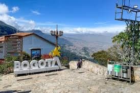 Mirador con letrero BOGOTA