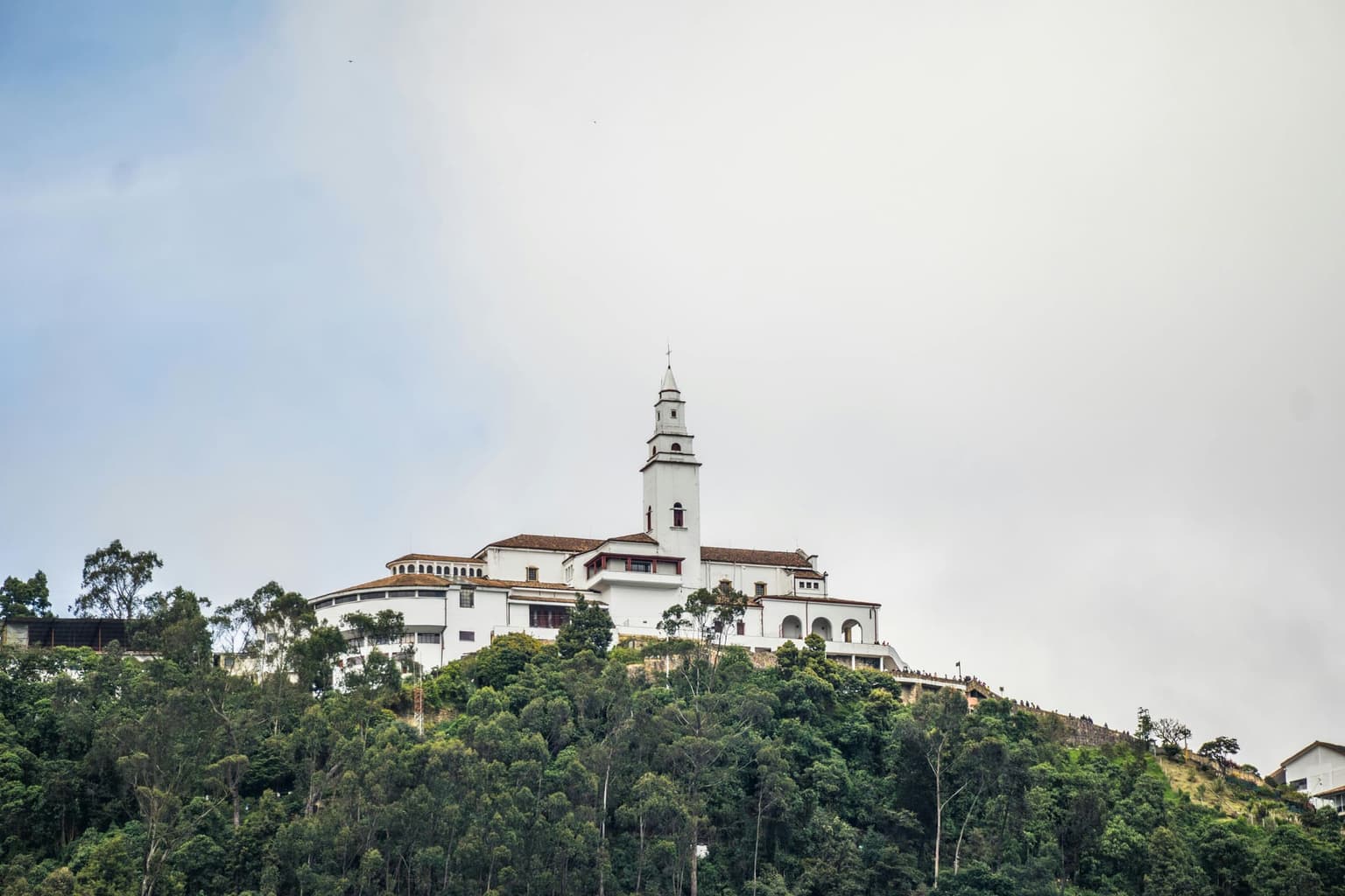 Santuario de Monserrate en un día despejado