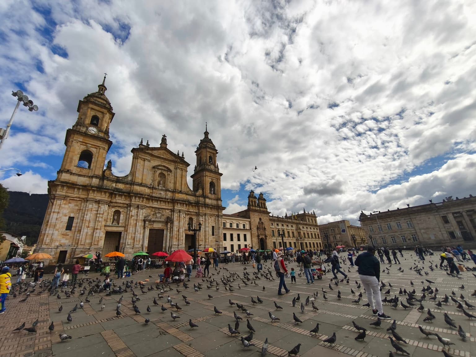 Plaza Bolivar con la Catedral Primada de Bogota