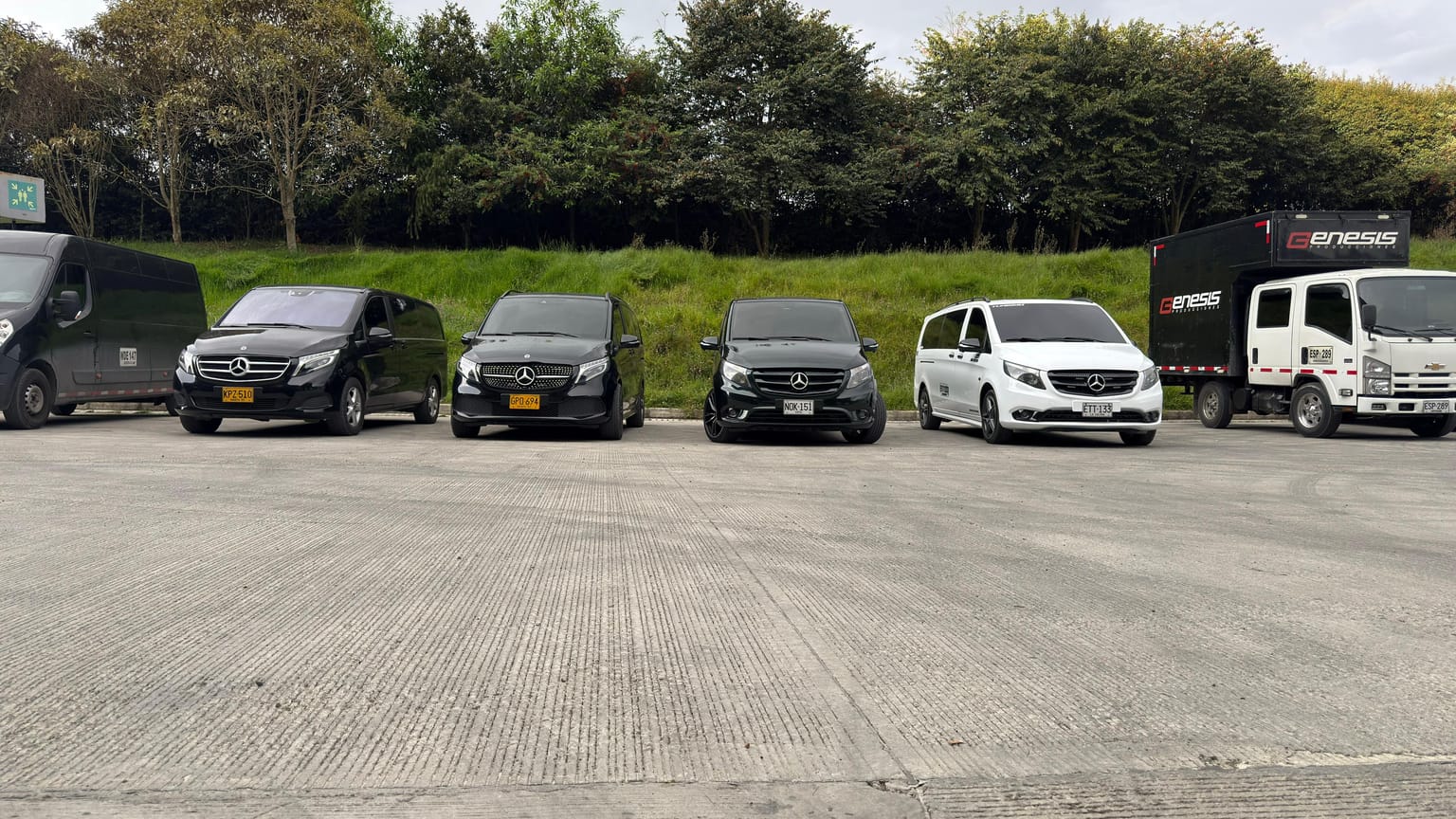 Flota completa de vehiculos BogotourVIP con conductores profesionales