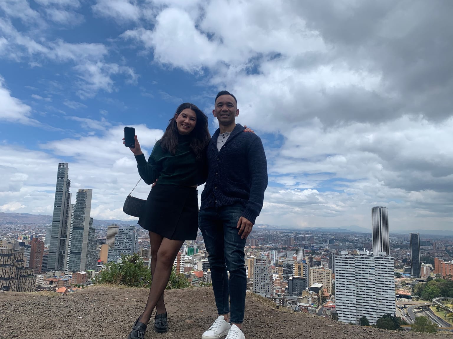 Pareja disfrutando vista panoramica de Bogota