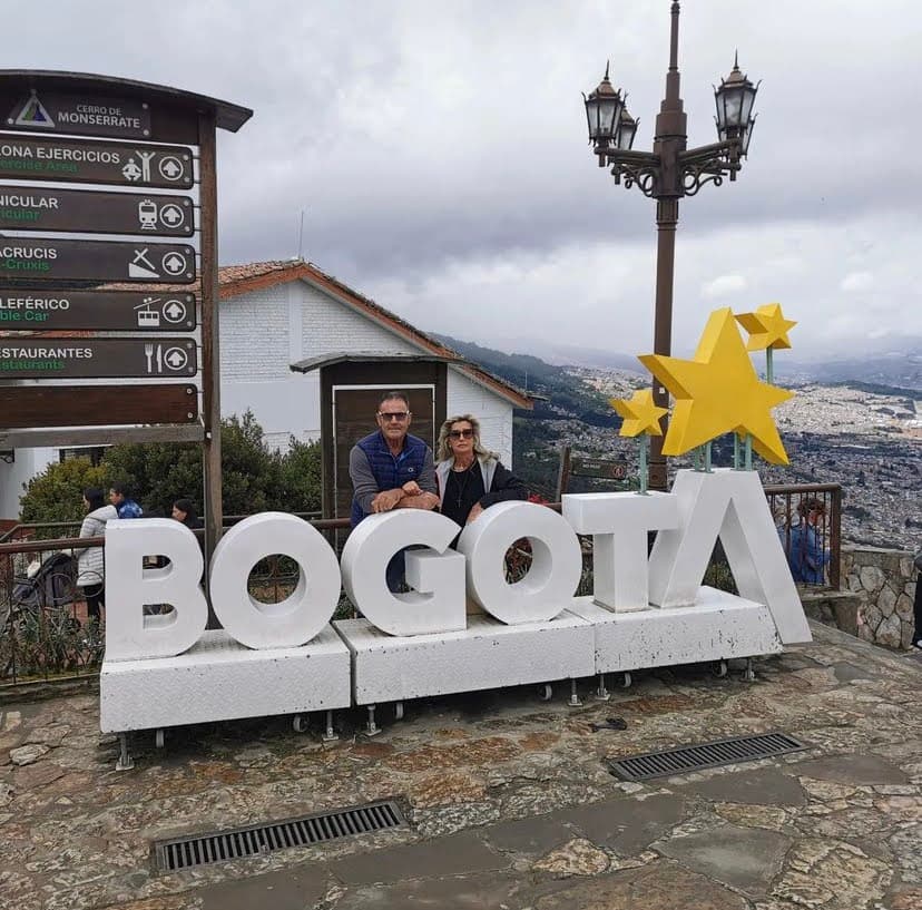 Turistas en letrero BOGOTA - Monserrate
