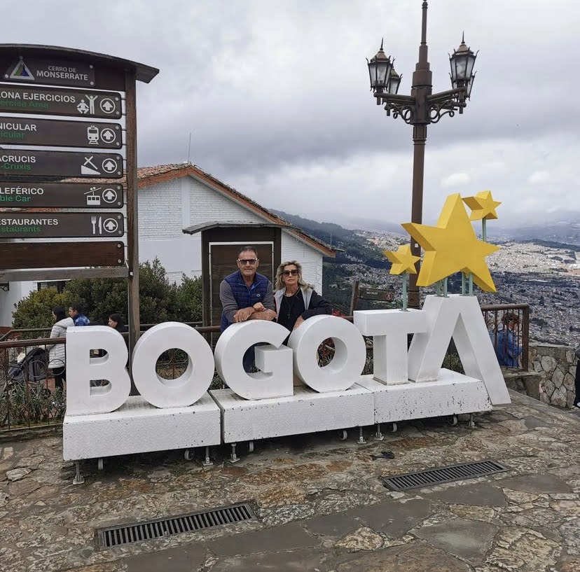 Turistas en letrero BOGOTA - Monserrate