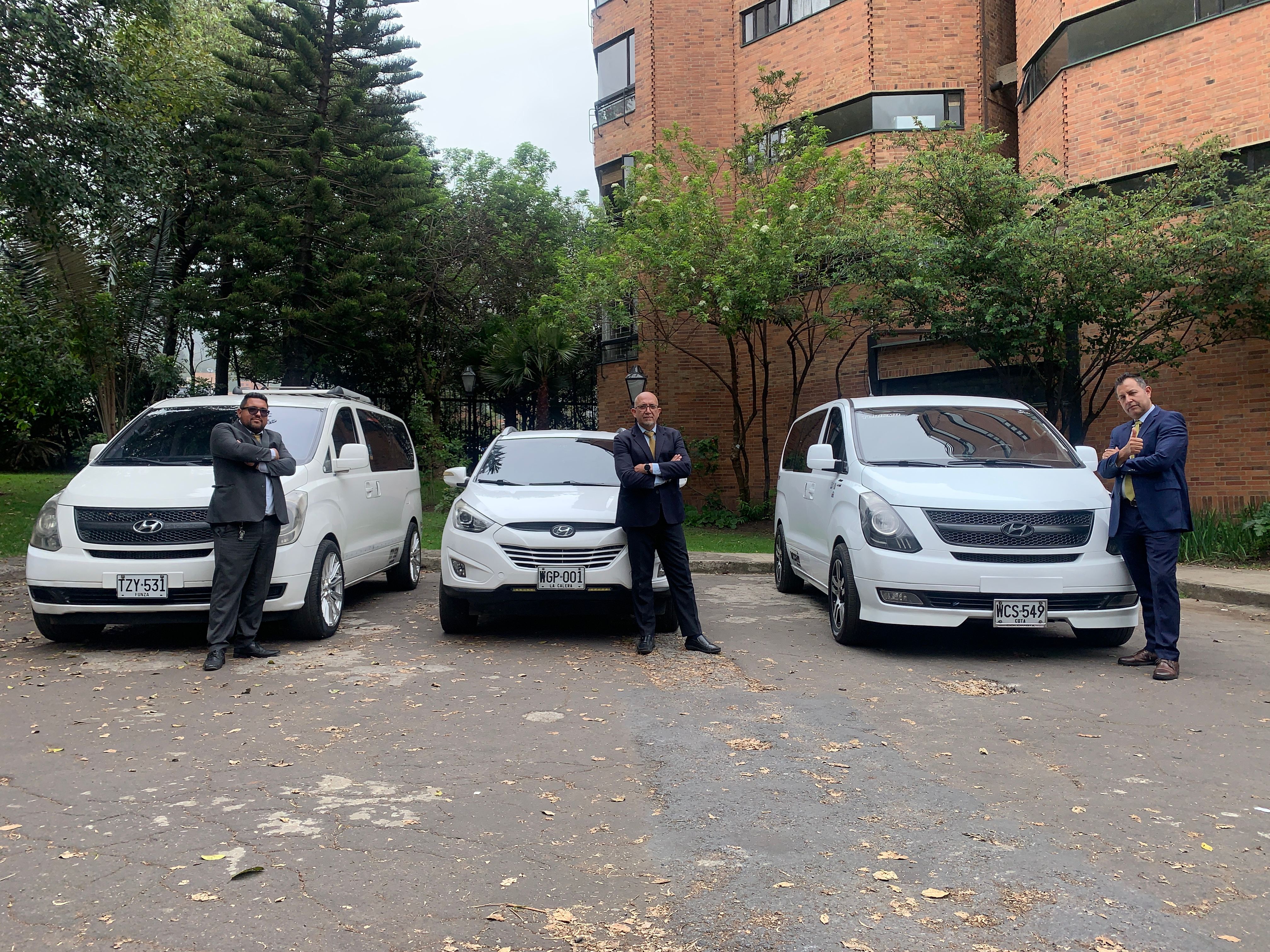 Flota de vehiculos BogotourVIP con conductores