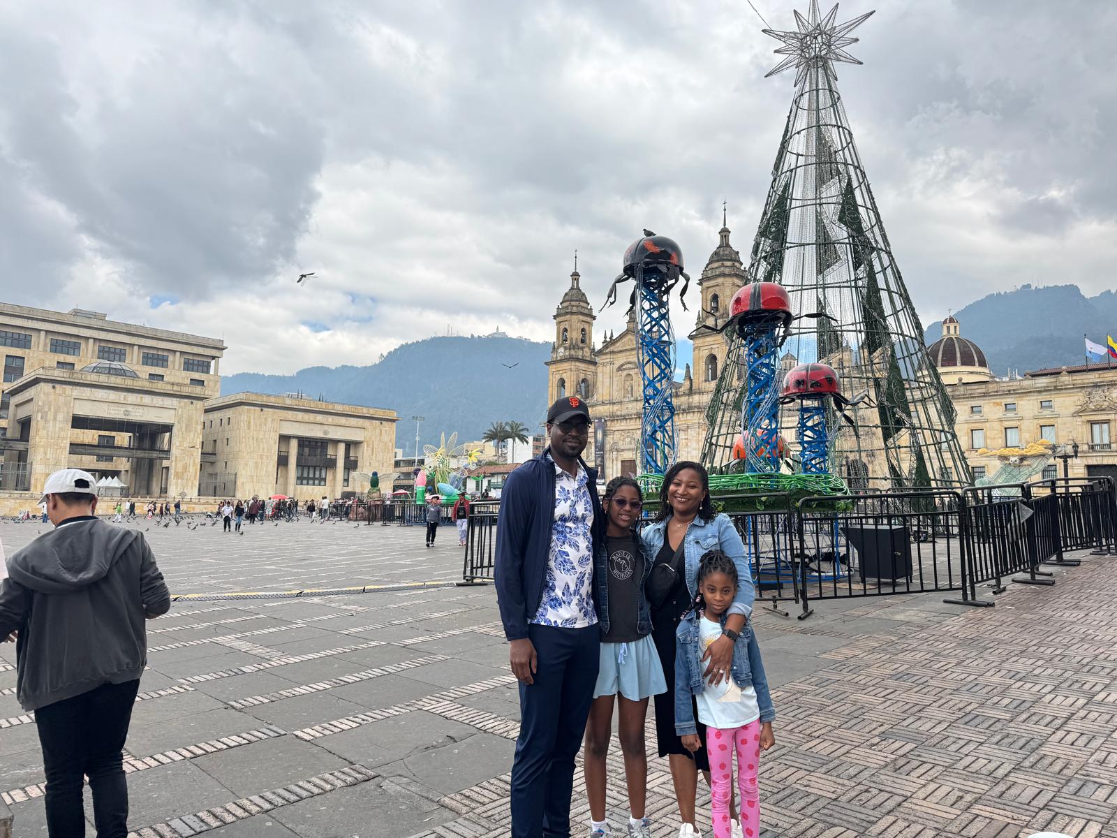 Familia de turistas en Plaza Bolivar